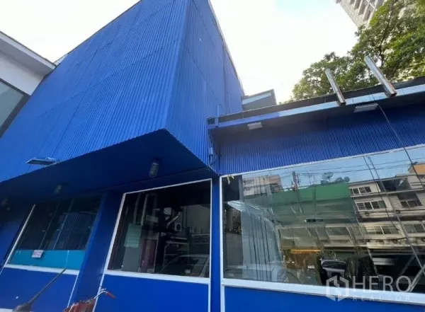 零售空间 出租在Watthana, Bangkok - 蓝色外立面的零售建筑，带大面积玻璃橱窗