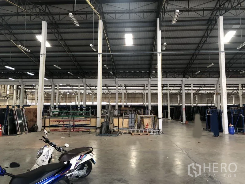 Warehouse for rent in Nonthaburi - Expansive warehouse floor with a regular column grid and generous maneuvering space.