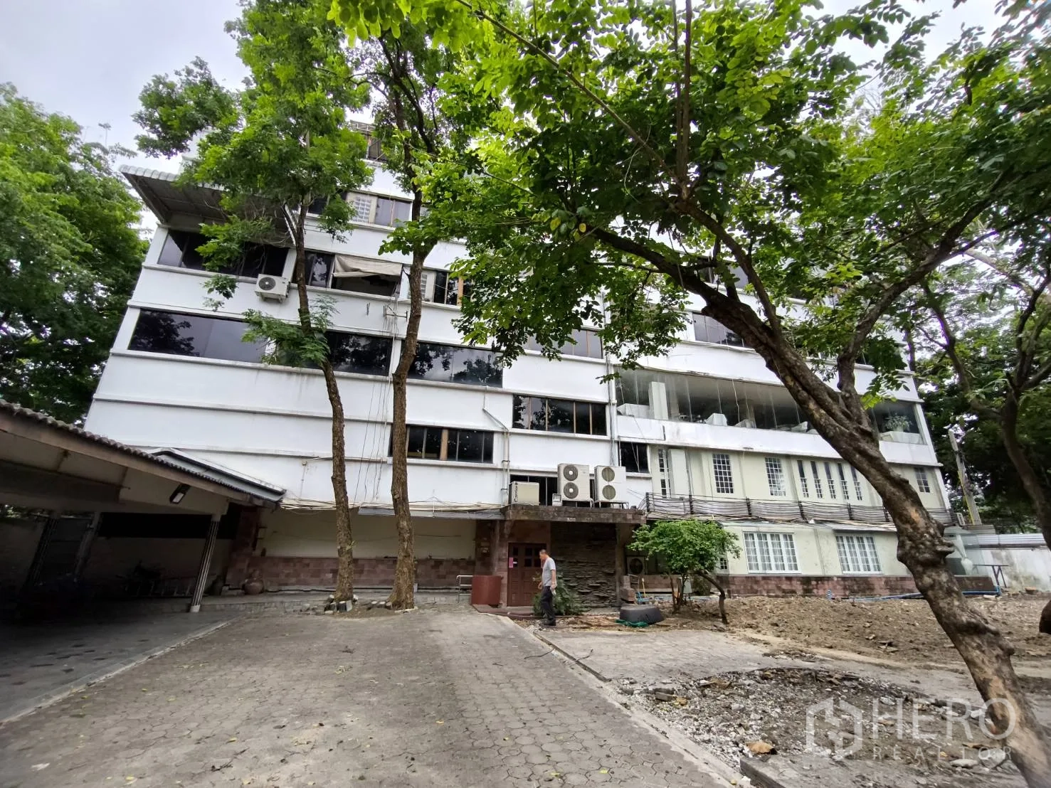 พื้นที่ขายปลีก ให้เช่าในWang Thonglang, Bangkok - ด้านหน้าอาคารพาณิชย์ภายในพื้นที่สีเขียว มีลานปูพื้นกว้าง