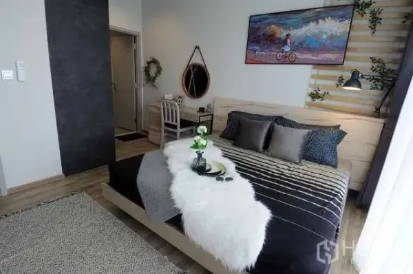 公寓 出租或出售在Chatuchak, Bangkok - 温馨卧室，木地板，书桌与装饰镜面