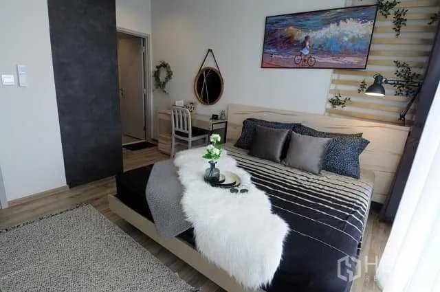 公寓 出租或出售在Chatuchak, Bangkok - 温馨卧室，木地板，书桌与装饰镜面