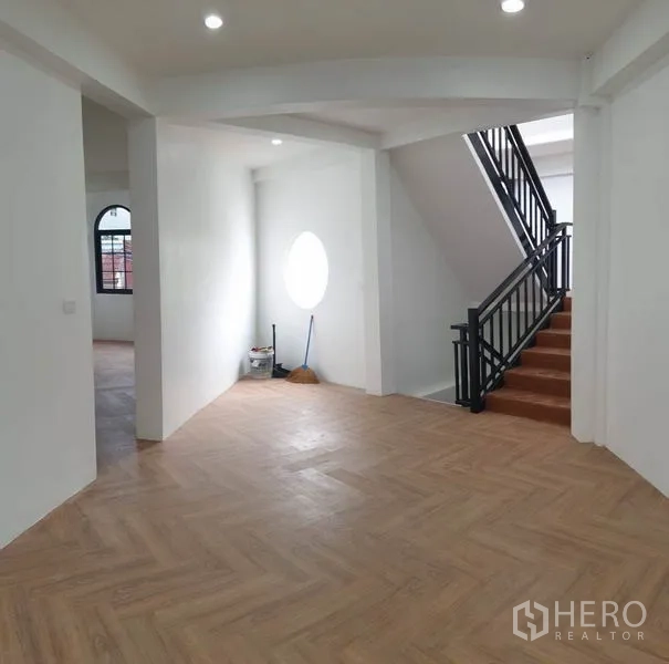 带办公室的家 出租或出售在Bang Na, Bangkok - 楼梯平台，圆形窗与金属楼梯。