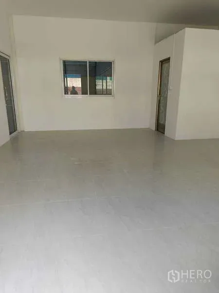 货栈 出租在Ban Phaeo, Samut Sakhon - 仓库内办公室区域，瓷砖地面，带窗与玻璃门。