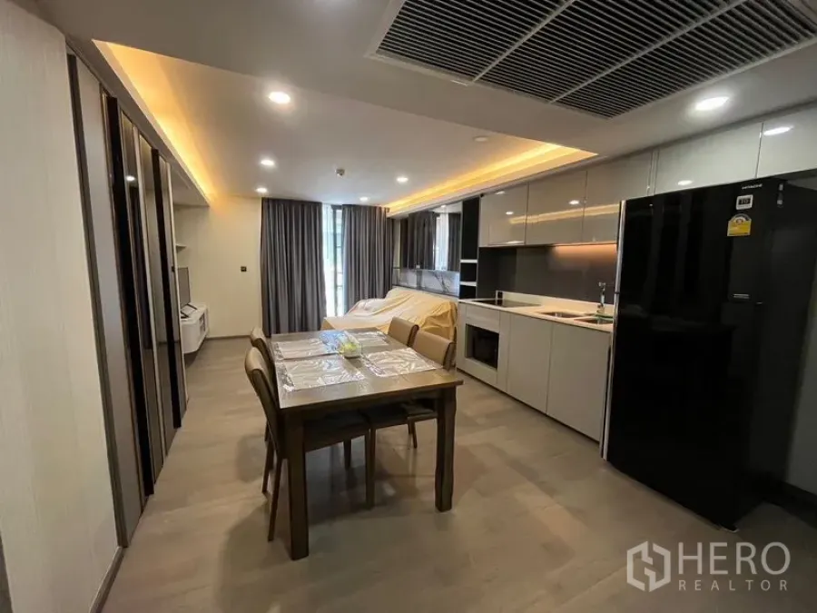 公寓 出租在Pathum Wan, Bangkok - 开放式厨房与餐区，内嵌家电和大冰箱。