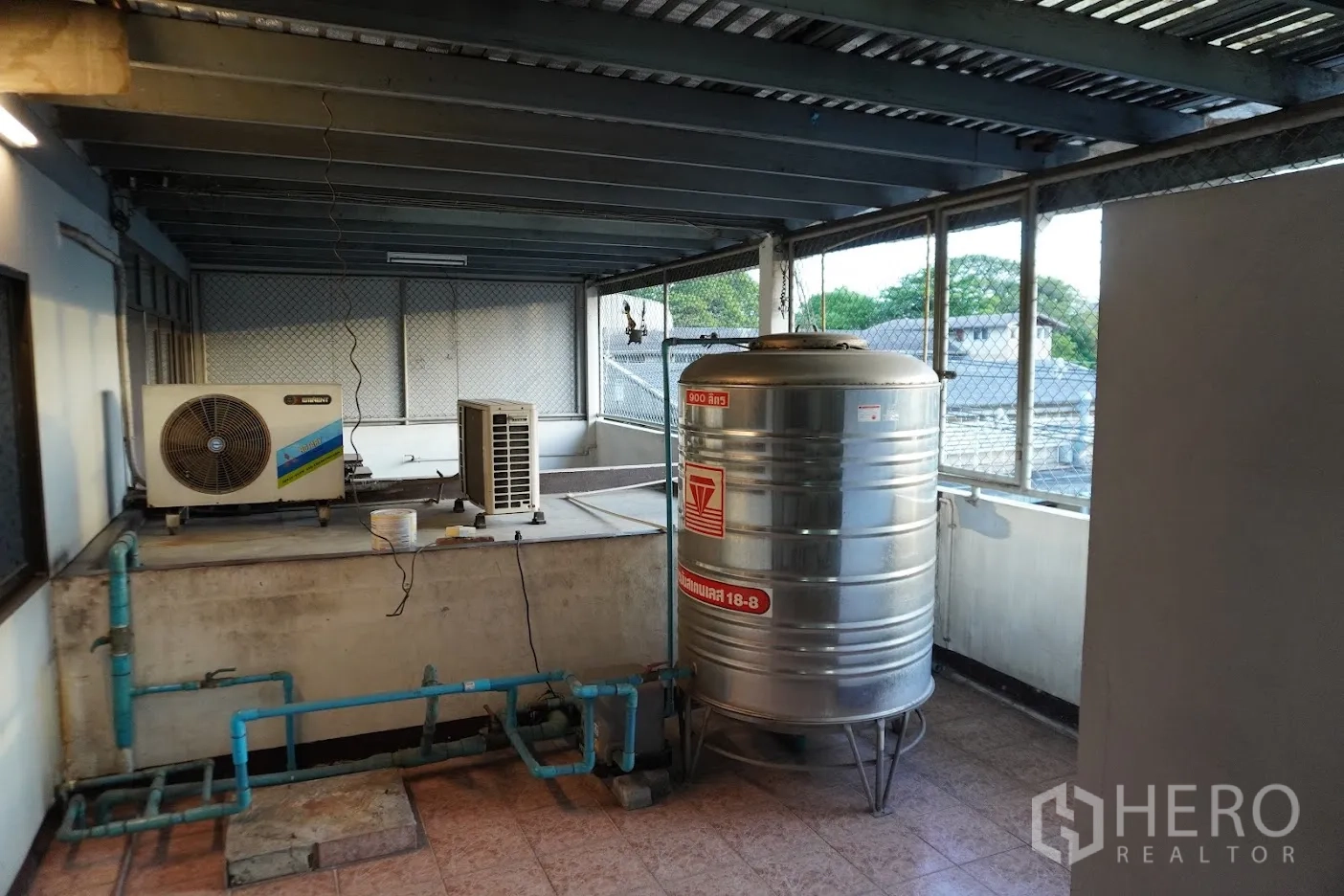 อาคารพาณิชย์ ให้เช่าในWatthana, Bangkok - ดาดฟ้าอเนกประสงค์ ถังเก็บน้ำสแตนเลสและคอมเพรสเซอร์แอร์