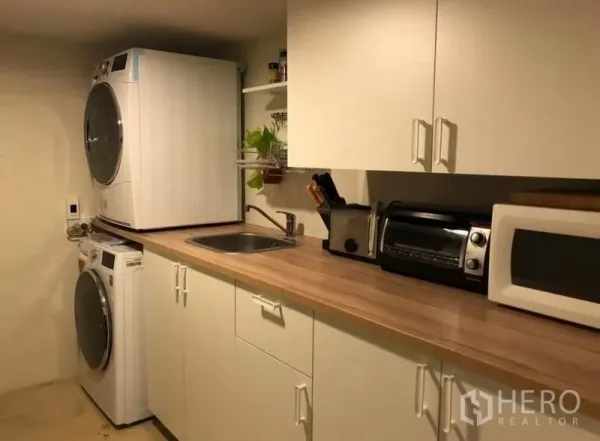 ทาวน์เฮาส์ ให้เช่าในKhlong Toei, Bangkok - แพนทรี่ใช้งานจริง พร้อมเครื่องซักผ้า–อบผ้าแบบวางซ้อน อ่างล้างมือ ไมโครเวฟ และตู้เก็บของ