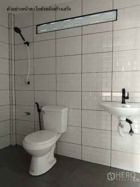 คลังสินค้า ให้เช่าในBang Kapi, Bangkok - ห้องน้ำภายในโกดัง กระเบื้องสีขาว พร้อมโถสุขภัณฑ์ อ่างล้างมือ และฝักบัว