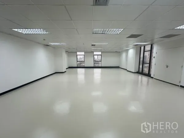 สำนักงาน ให้เช่า - มุมกว้างพื้นที่สำนักงาน 116 ตร.ม. รับแสงธรรมชาติสองด้าน พร้อมไฟเพดานและทางเดินโล่ง