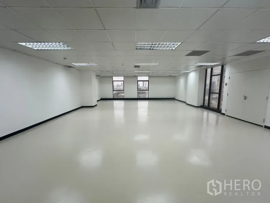 สำนักงาน ให้เช่า - มุมกว้างพื้นที่สำนักงาน 116 ตร.ม. รับแสงธรรมชาติสองด้าน พร้อมไฟเพดานและทางเดินโล่ง