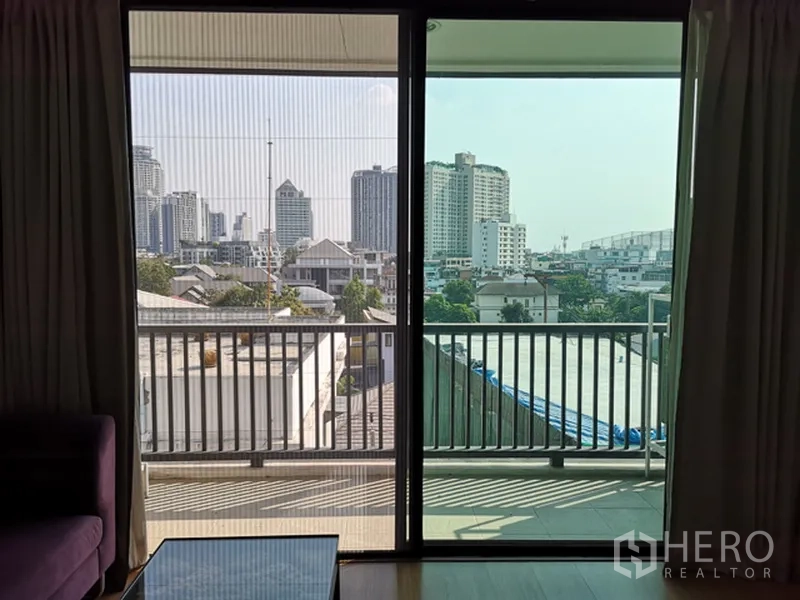 คอนโด ขายในWatthana, Bangkok - ประตูกระจกบานเลื่อนออกสู่ระเบียง ราวกันตก มุมมองเมือง