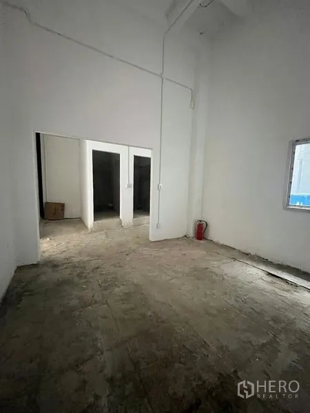 店屋 出租在Bang Rak, Bangkok - 带窗与门洞的开放房间，地面放置灭火器