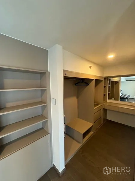 公寓 出租在Ratchathewi, Bangkok - 步入式衣帽间，开放格架、抽屉与梳妆镜。