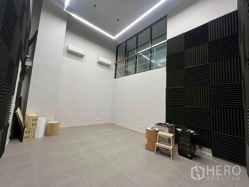 带办公室的家 出租或出售在Phra Khanong, Bangkok - 挑高空间，吸音墙板与分体空调