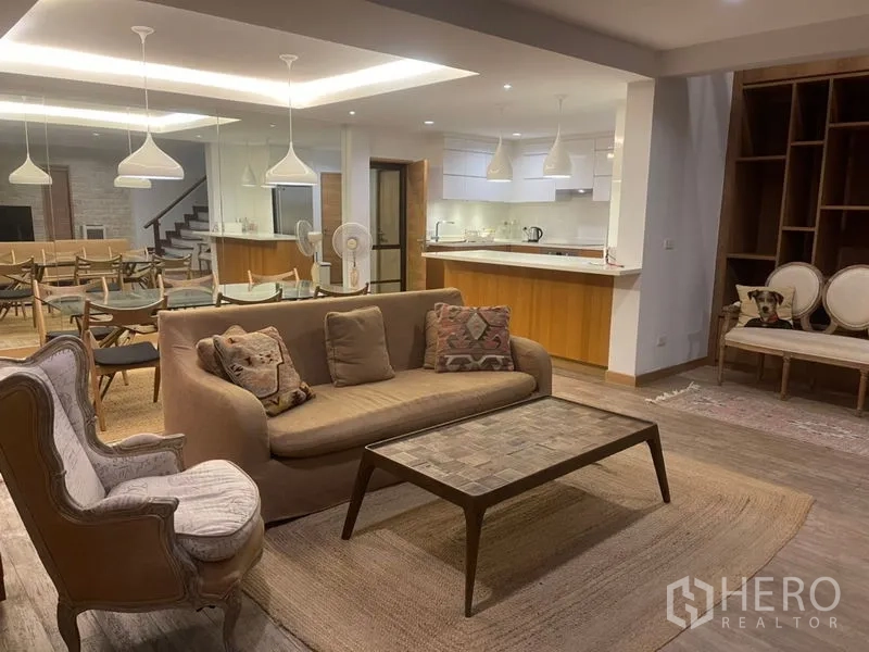 ทาวน์เฮาส์ ให้เช่าในSuan Luang, Bangkok - พื้นที่นั่งเล่นและรับประทานอาหารแบบเปิดโล่ง เชื่อมครัวพร้อมเคาน์เตอร์บาร์และโคมไฟแขวน