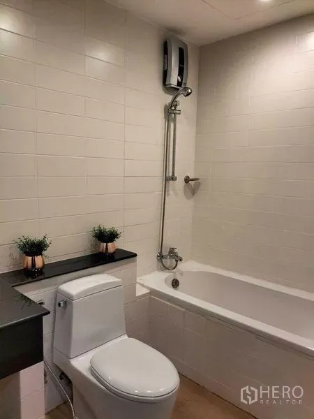 คอนโด ให้เช่าในWatthana, Bangkok - ห้องน้ำอีกห้องพร้อมอ่างอาบน้ำและฝักบัว ผนังกระเบื้องสีขาวสะอาด