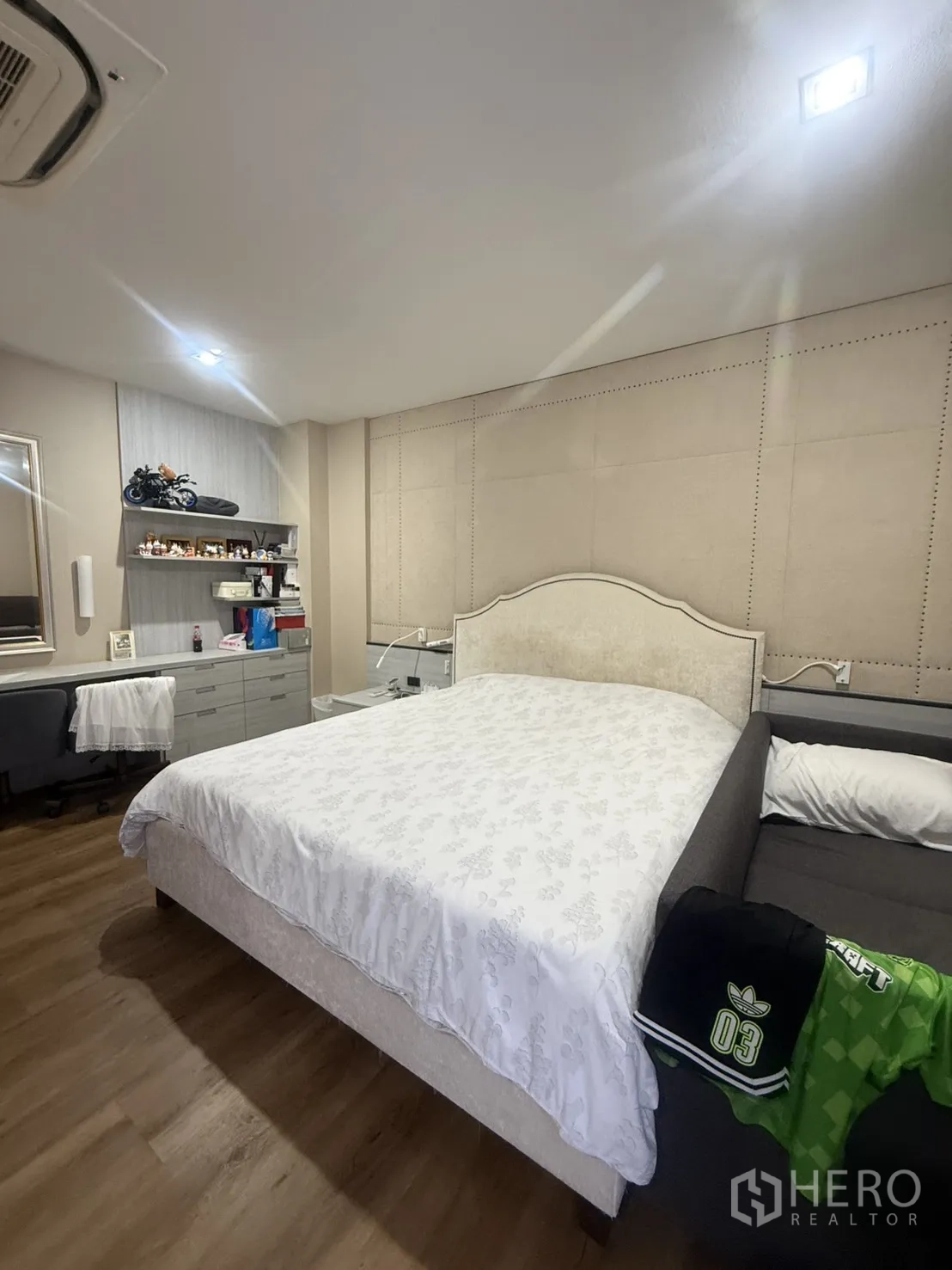 บ้านเดี่ยว for rent in Bang Kapi, Bangkok - ห้องนอนพร้อมเตียงคิง โต๊ะทำงาน ชั้นวางของ และพื้นลายไม้