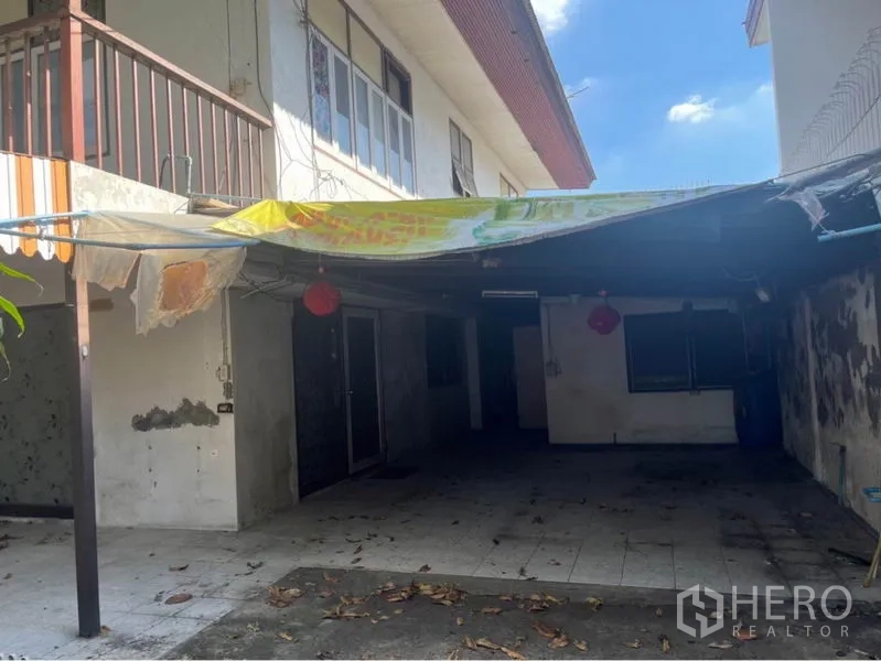 ที่ดิน ขายในKhlong Toei, Bangkok - ลานหน้าบ้านปูกระเบื้องมีหลังคาและพื้นที่จอดรถข้างอาคาร เหมาะต่อการรีโนเวต