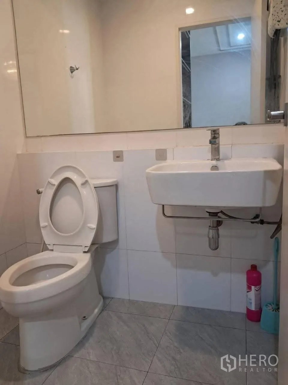 联排别墅 for rent in Bang Kapi, Bangkok - 客用卫生间配坐便器、台盆与大镜子。