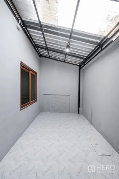 ทาวน์เฮาส์ ขาย - ลานซักล้างหลังบ้านมีหลังคาโปร่งแสงและพื้นกระเบื้อง