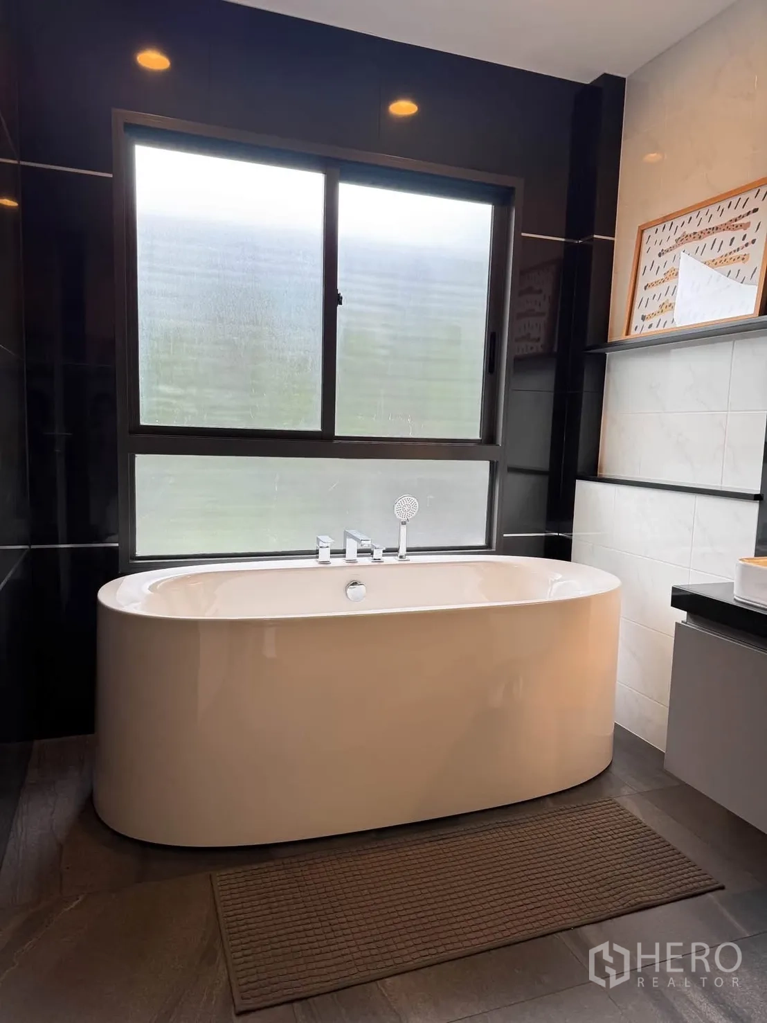 บ้านเดี่ยว for rent in Bang Kapi, Bangkok - ห้องน้ำอ่างอาบน้ำเดี่ยวทรงรี ใกล้หน้าต่างฝ้าและผนังสีเข้ม