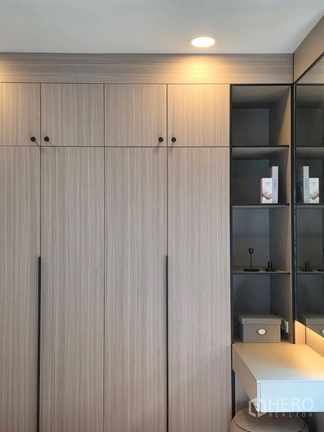 独栋房屋 for rent in Bang Phli, Samut Prakan - 高柜衣橱、镜面与带灯梳妆台