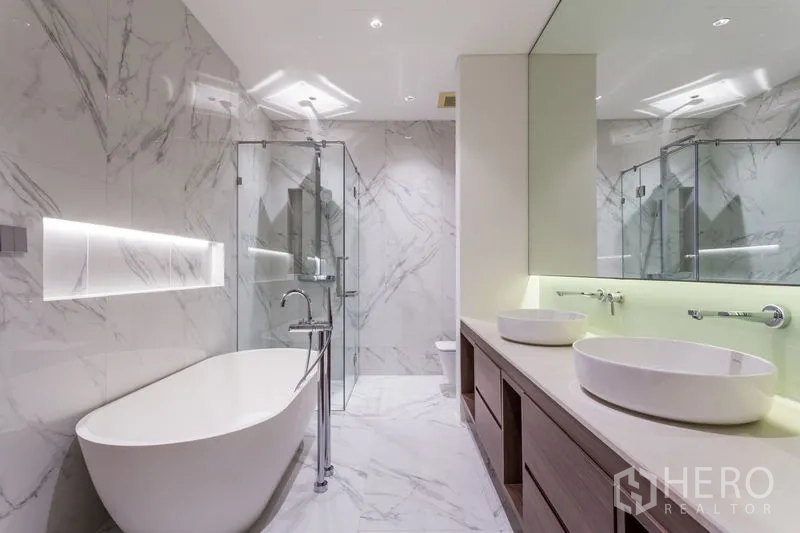 คอนโด ให้เช่าในKhlong Toei, Bangkok - ห้องน้ำหรู อ่างอาบน้ำลอยตัว ห้องอาบน้ำกระจก และอ่างล้างหน้าคู่