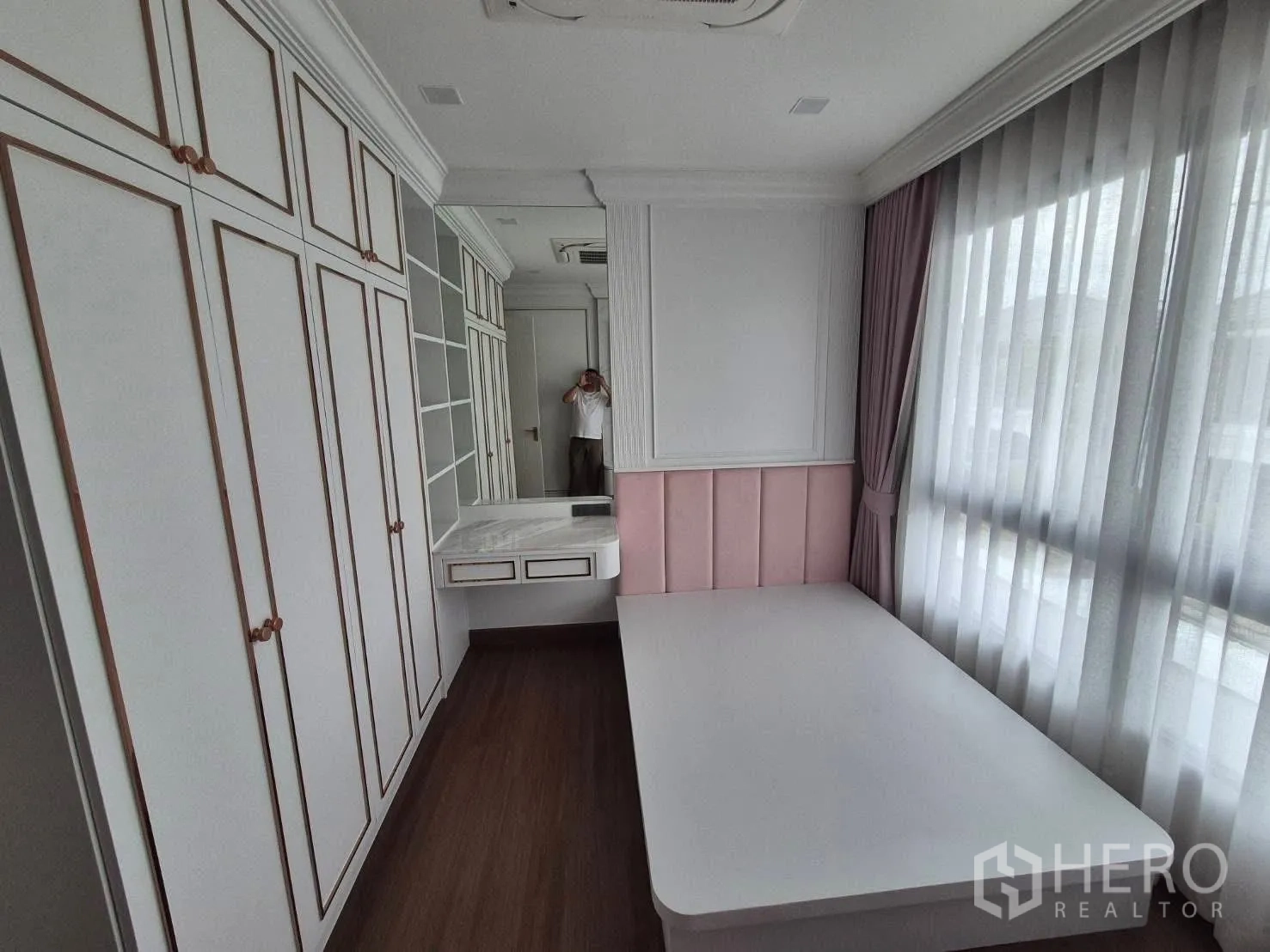 บ้าน ขายในBang Kruai, Nonthaburi - ห้องนอนพร้อมตู้เสื้อผ้าบิวต์อิน โต๊ะเครื่องแป้ง และหน้าต่างผ้าม่านบานใหญ่