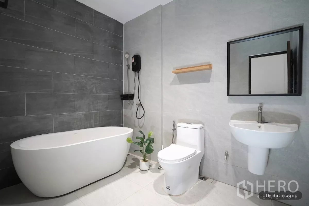 ทาวน์เฮาส์ ให้เช่าในHuai Khwang, Bangkok - ห้องน้ำพร้อมอ่างอาบน้ำแบบลอยตัว ฝักบัว โถสุขภัณฑ์ และอ่างล้างหน้า