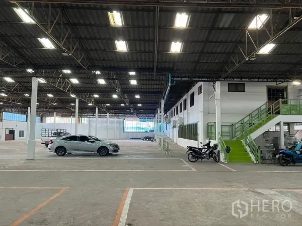 คลังสินค้า ให้เช่าในSamut Prakan - ภายในโกดังโล่ง เพดานสูงโครงเหล็ก ไฟสว่าง มีชั้นลอยออฟฟิศและที่จอดรถ