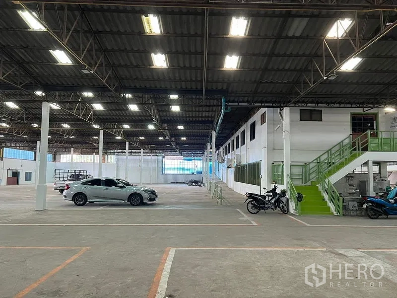 คลังสินค้า ให้เช่าในSamut Prakan - ภายในโกดังโล่ง เพดานสูงโครงเหล็ก ไฟสว่าง มีชั้นลอยออฟฟิศและที่จอดรถ