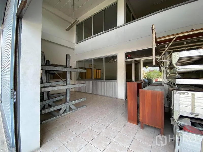 โรงงาน ขายในBang Phli, Samut Prakan - พื้นที่โหลดสินค้าหลังประตูม้วน มีช่องหน้าต่างออฟฟิศชั้นลอยและชั้นวาง