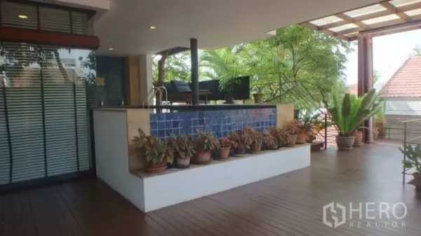 บ้าน ให้เช่าในWatthana, Bangkok - เทอเรซปูไม้แบบมีหลังคา พร้อมกระบะปลูกต้นไม้และเคาน์เตอร์บาร์