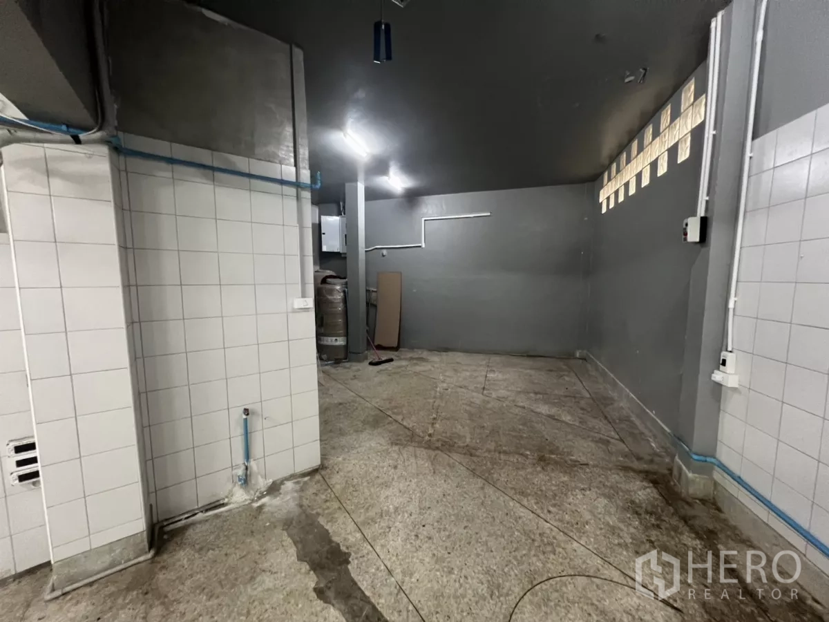 อาคารพาณิชย์ ให้เช่าในWatthana, Bangkok - ห้องเตรียมหลังร้านปูกระเบื้องสีเทา พร้อมท่อประปา.