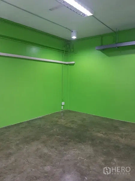 สำนักงานที่บ้าน ขายในKhlong Toei, Bangkok - ห้องสีเขียวพร้อมหน้าต่างบานกว้าง พื้นคอนกรีต