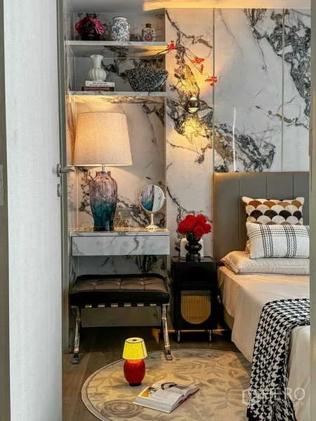 คอนโด ให้เช่า - ทางเข้าห้องนอนพร้อมชั้นวางหินอ่อน โคมไฟตกแต่ง และไฟสลัวข้างเตียง