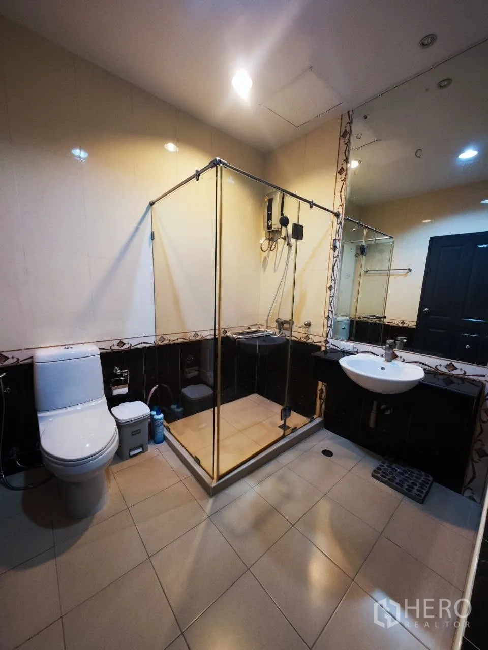 家庭办公室 for rent in Bang Na, Bangkok - 浴室配玻璃淋浴房、坐便器与悬挂式洗手盆。