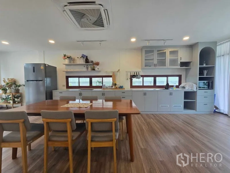 สำนักงานที่บ้าน ให้เช่า - ครัวครอบครัว ตู้บิวท์อินสีเทายาว โต๊ะทานอาหาร และแอร์ฝังฝ้า