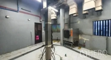 零售空间 出租在Khlong Toei, Bangkok - 商业厨房区，配不锈钢排油烟系统与服务门。