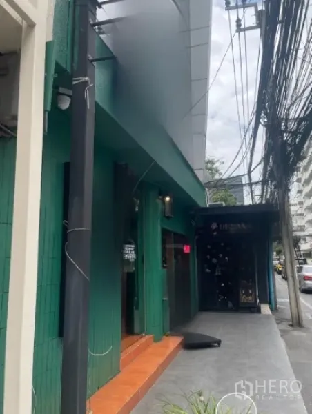 店屋 出租在Watthana, Bangkok - 商铺入口带雨棚与台阶，沿通罗人行道而设。