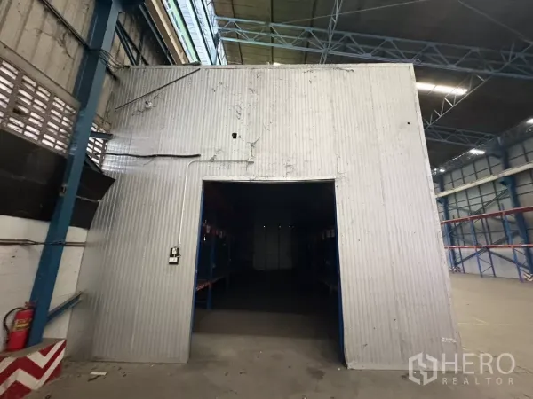 คลังสินค้า ให้เช่าในMueang Samut Prakan, Samut Prakan - ห้องเก็บของผนังเมทัลชีทภายในโกดัง พร้อมประตูทางเข้า