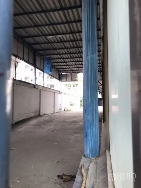 零售空间 出租在Huai Khwang, Bangkok - 带金属顶棚的装卸区，通道宽阔，适合货运与仓储。
