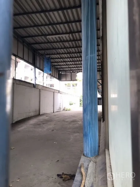 零售空间 出租在Huai Khwang, Bangkok - 带金属顶棚的装卸区，通道宽阔，适合货运与仓储。