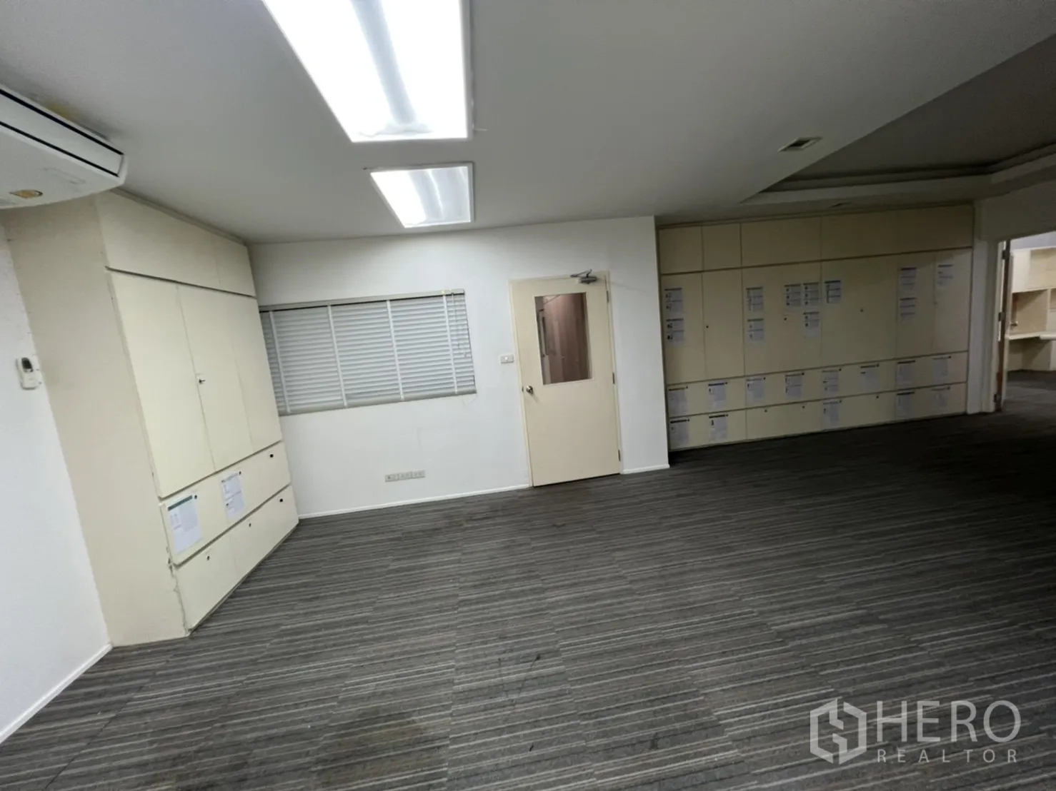 店屋 出租或出售在Watthana, Bangkok - 办公室，整墙储物柜与地毯