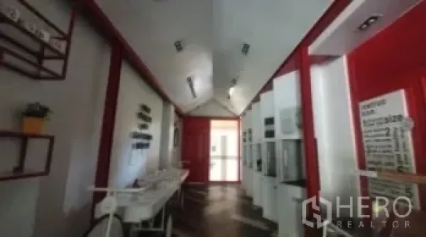 พื้นที่ขายปลีก ให้เช่าในKhlong Toei, Bangkok - โถงยาวโทนสีแดง พร้อมชั้นวางของและป้ายเมนูบนผนัง