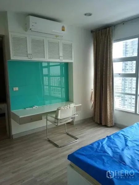 คอนโด ให้เช่าในRatchathewi, Bangkok - ห้องนอนมีโต๊ะทำงานบิวต์อิน แผงกระจกสีเขียว เครื่องปรับอากาศ และหน้าต่างวิวเมือง