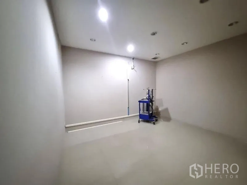店屋 出租在Watthana, Bangkok - 宽敞空房，顶射灯与一台带轮设备。