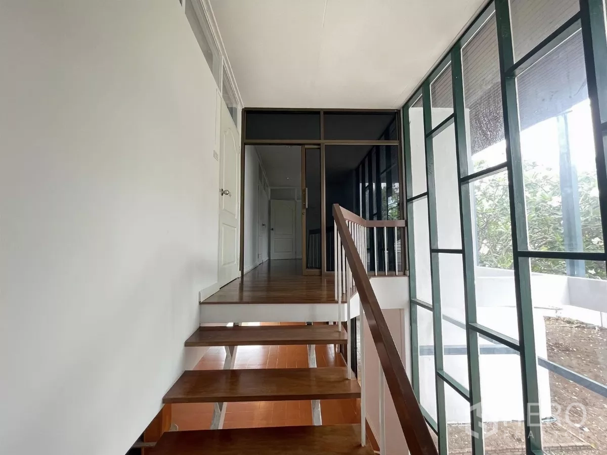 带办公室的家 出租在Din Daeng, Bangkok - 楼梯走廊沿侧为高挑竖窗，采光充足。