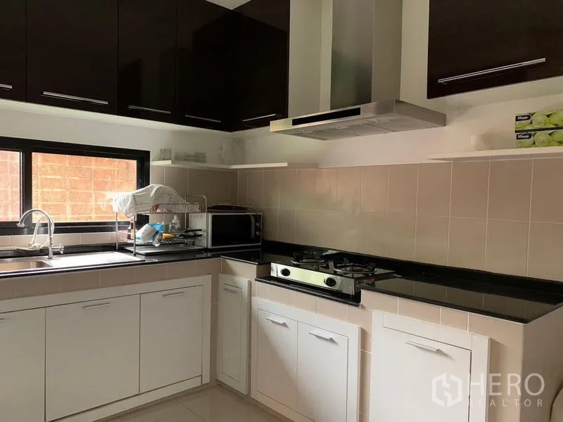 บ้าน ให้เช่าหรือขายในKhan Na Yao, Bangkok - ครัวบิวท์อิน เตาแก๊ส เครื่องดูดควัน ท็อปหินสีดำ และตู้สีขาว