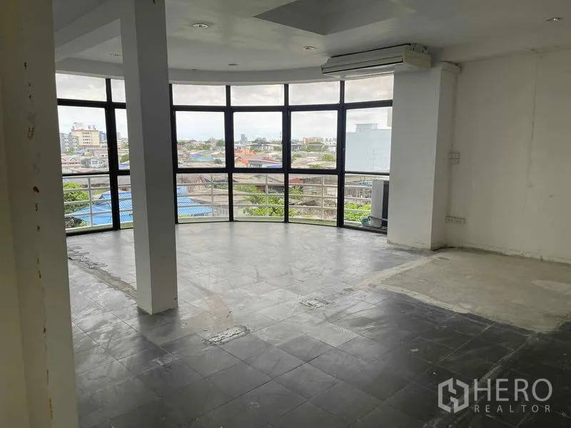 อาคารพาณิชย์ ให้เช่าในKhlong Toei, Bangkok - ชั้นมุมแบบเปิดโล่ง ผนังกระจกโค้ง มองเห็นวิวเมือง