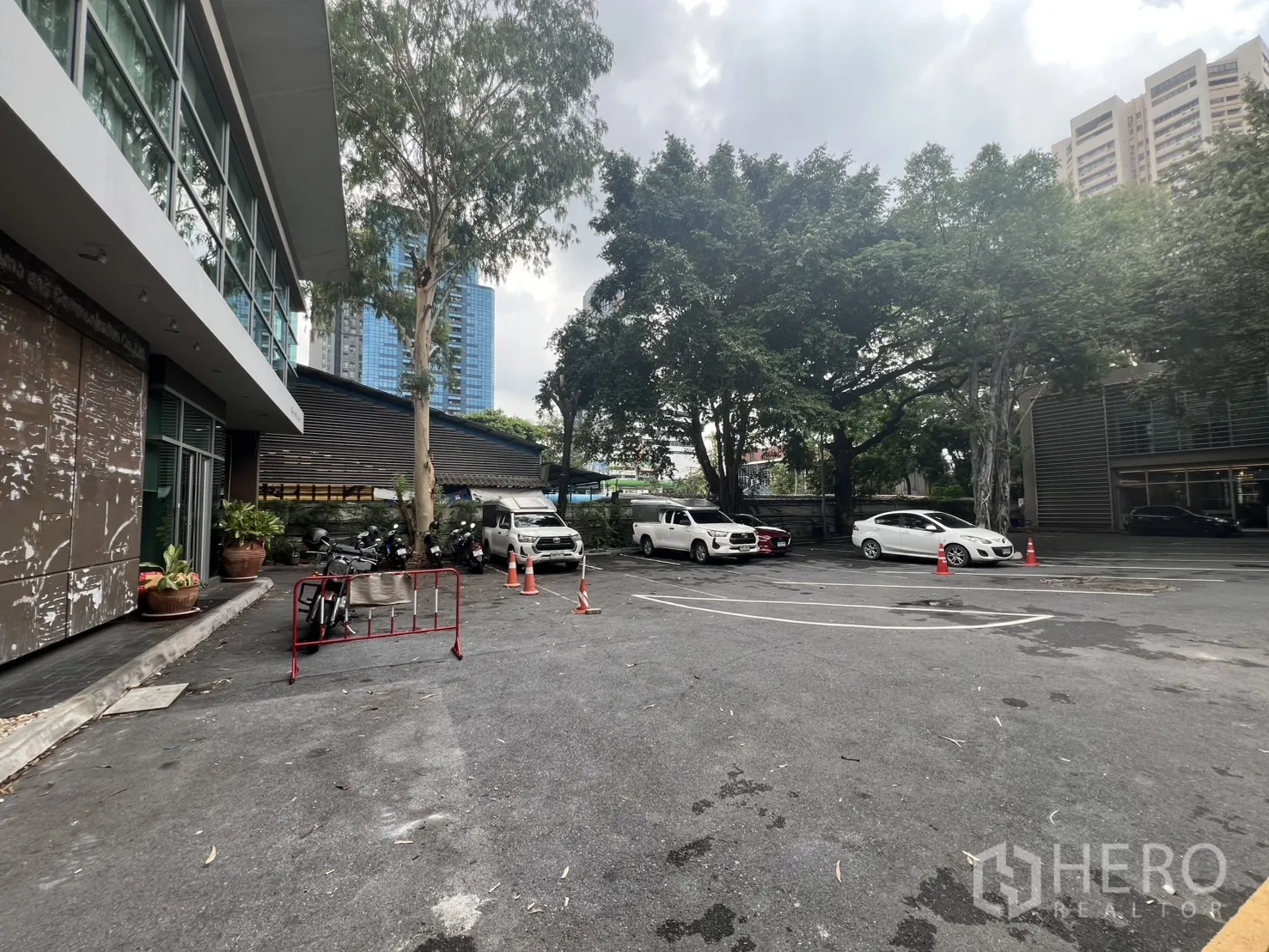 สำนักงาน ให้เช่าในWatthana, Bangkok - ลานจอดรถกว้าง มีต้นไม้ร่มรื่นและช่องจอดหลายคัน